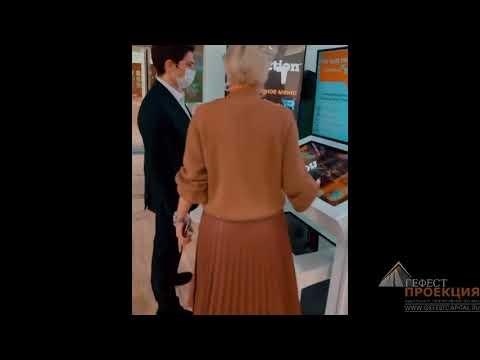 Робот - ведущий, промоутер и встречающий - три в одном.