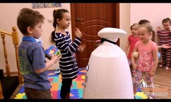 Интерактивный рекламный робот Гефест Проекция на благотворительной акции в детском саду