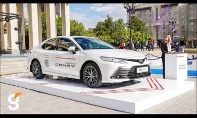 Автоподиум для «обновлённой» Toyota Camry, и интерактивный киоск Dedal IM 22